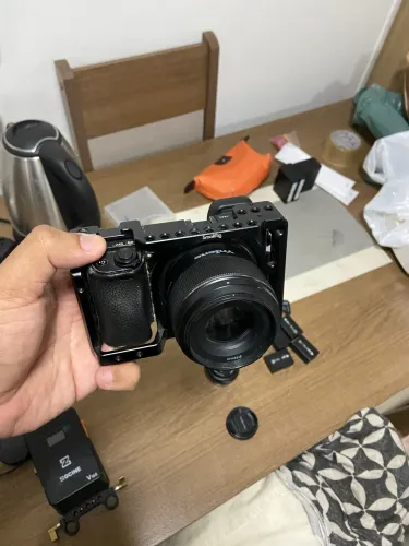 Sony a6300 com cage, baterias e 2 lentes