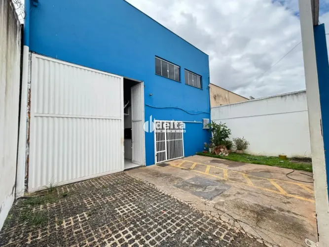 Galpão disponível para locação no bairro Dona Zulmira em Uberlândia-MG