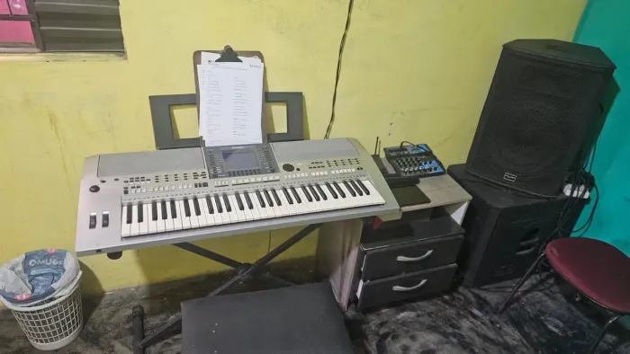 Vendo teclado PSR 700 Yamaha e violão Giannini e caixa de som