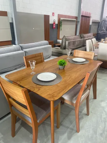 Mesa De Jantar Em Madeira Maciça Com 4 Cadeiras 