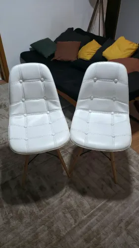 Par de Cadeiras Eames Brancas Courino com Botão - Pé Palito Madeira - Ótimo Estado