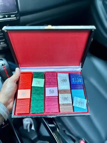 Antigo Jogo de Fichas de Poker/Bacará em Galalite - Completo com Estojo