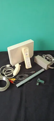 Nintendo Wii Desbloqueado - Completo (Leitor OK + Acessórios)
