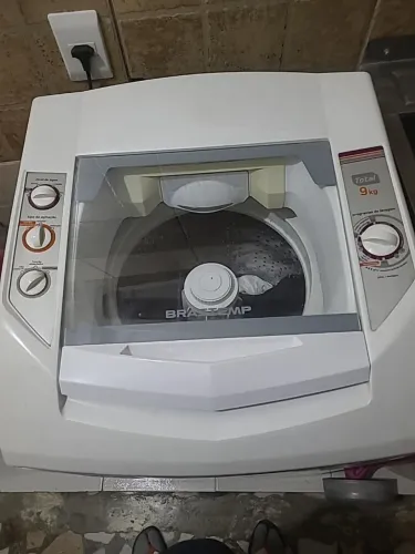 Máquina de lavar Brastemp 9 kg, em bom estado e funcionando perfeitamente.