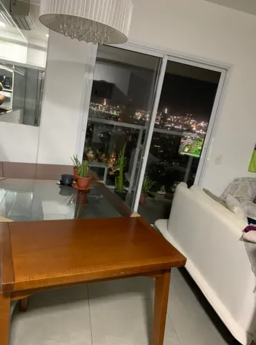 Mesa de madeira com 4 cadeiras