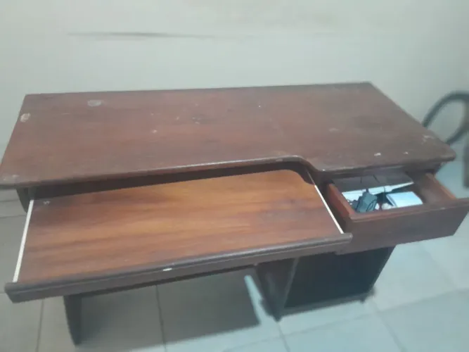 MESA PARA COMPUTADOR / ESCRITÓRIO - MADEIRA