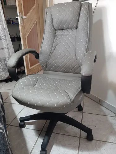 Cadeira gamer cinza automotivo