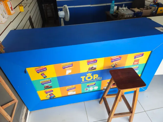 Bancada completa em MDF azul/branco com prateleiras e expositor