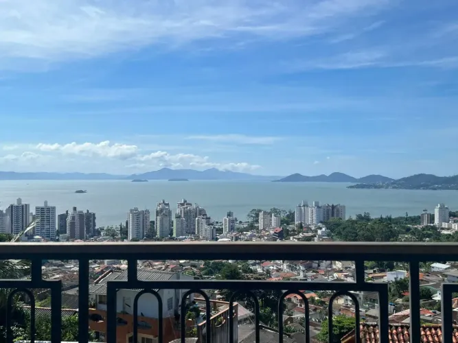LINDA casa no Morro da Cruz, com vista espetacular, Centro - Florianópolis - SC