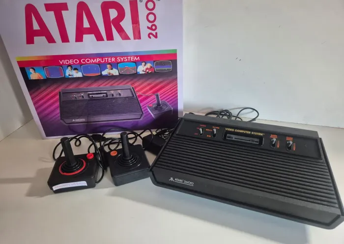 Atari 2600 com controle e caixa em MDF