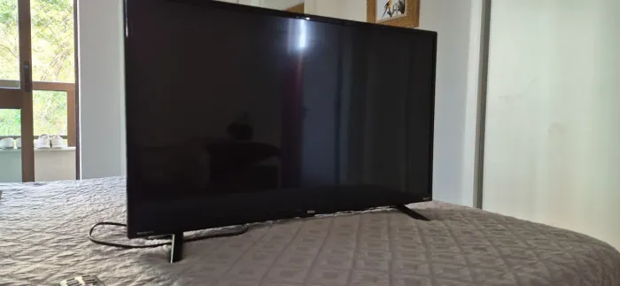 TV Philco, 32 polegadas - quebrada para reaproveitamento de peças 