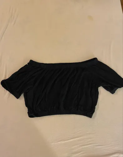 Blusa preta feminina ombro a ombro 