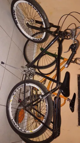 Bicicleta monark montada