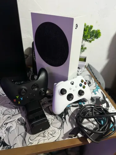 Xbox Series S + 2 Controles Originais + Base Carregadora Dock