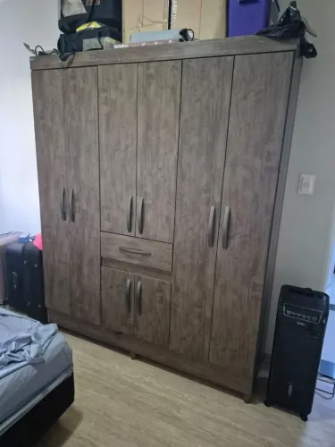 Guarda roupa 6 portas 1 gaveta Semi-Novo 