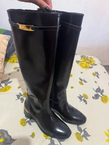 Vende-se bota feminina nuca usada novinha