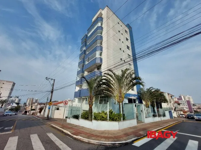 Excelente Cobertura 2 dormitório(s) em Barreiros - São José