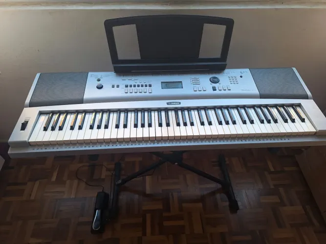 Piano teclado digital Yamaha DGX 230