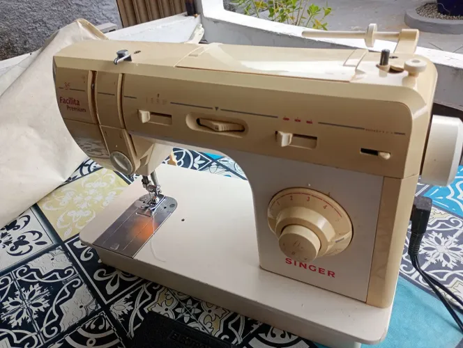 Maquina singer modelo facilita em bom fucionamento