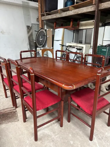 Mesa de madeira c/ 8 cadeiras