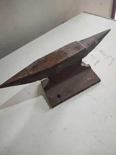 Bigorna antiga pequena