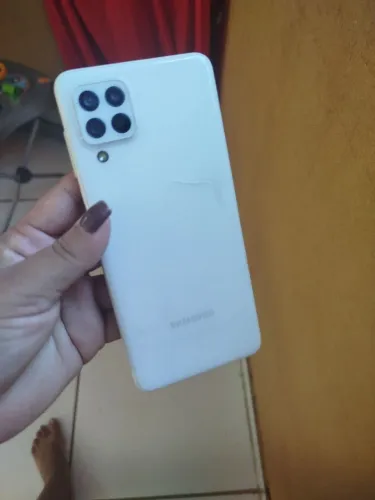 UM CELULAR SAMSUNG A22