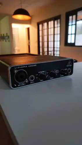 Interface de áudio Behringer UMC22 U-Phoria