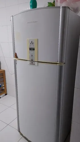 Geladeira em bom estado e sem defeitos.