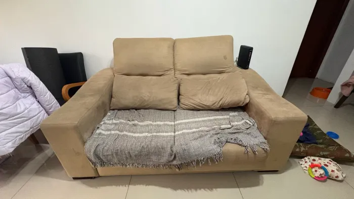 Sofá bege [com tecido rasgado]