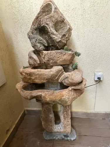 Fonte de água em pedra natural
