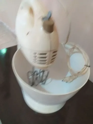 Estou vendendo esta BATEDEIRA DE BOLO. Muito prática. 
