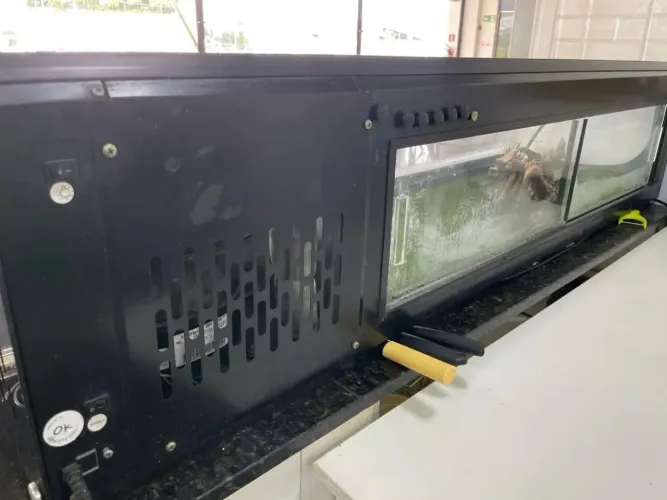 Menos de um ano de uso, expositora e refrigeradora 1.6 cm