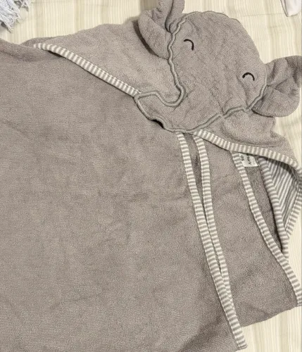 Toalha de bebê com capuz da marca Carters