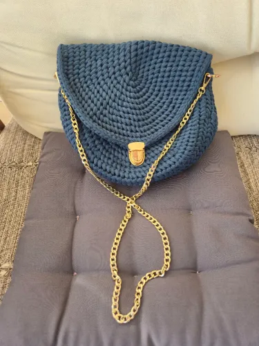 Bolsa fio de malha com corrente dourada