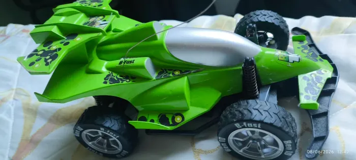CARRO BEN 10 CONTROLE REMOTO COM DEFEITO