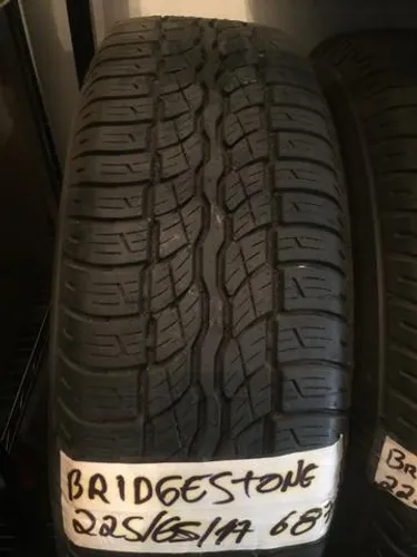 Pneu Bridgestone 225/65/17 HT 687 - Old Garage