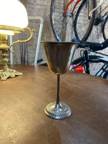 Taça espessurada em prata. 