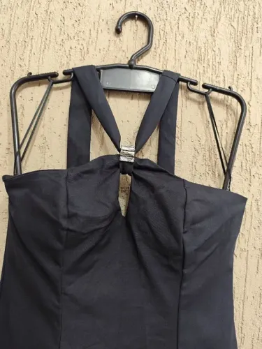 Vestido em cetim ly, fosco. Det pedra no busto
