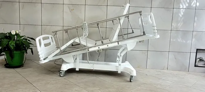 Cama hospitalar elétrica com elevação de altura.