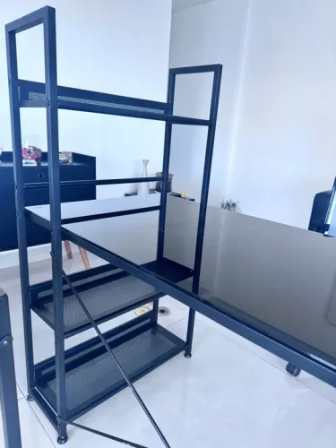 Mesa de Escritório com Estante em Metal Preto