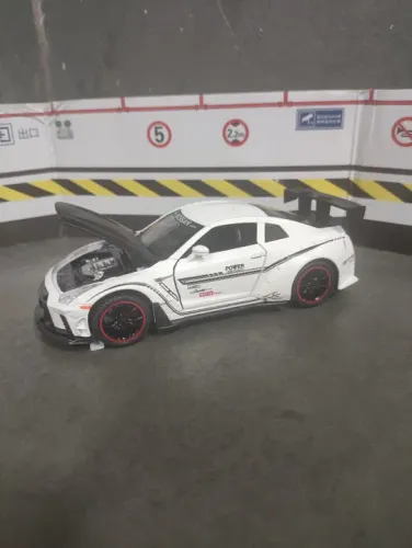 Miniatura Nissan GTR R35 1:32 com luzes