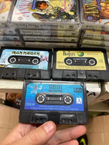 Carteira k7 fita cassete k-7 de música abrindo é carteira