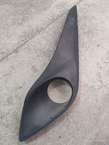 moldura do farol de milha esquerdo Toyota yaris
