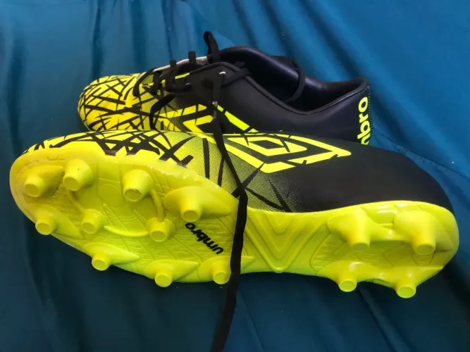 Chuteiras Umbro - Amarela e Preto