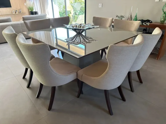 Mesa de jantar com poltronas 