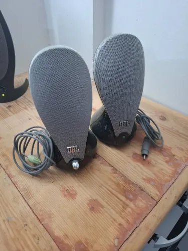 Caixa de som JBL para PC, modelo diferente.