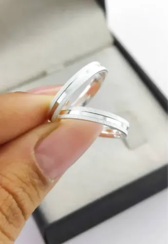 Alianças de Prata com Detalhes Modernos