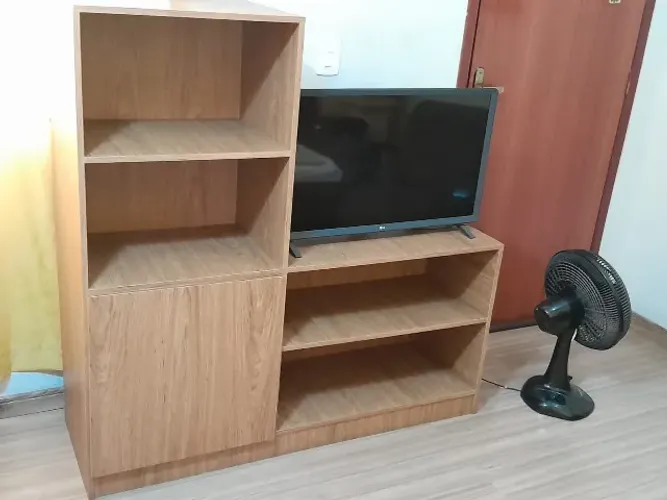 Móvel funcional. Serve como estante ou rack