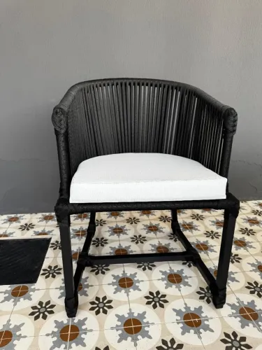 Cadeira de corda preta com assento branco - moderna e elegante