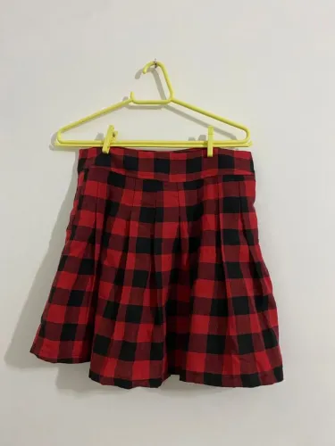 Saia curta xadrez vermelho e preto .
